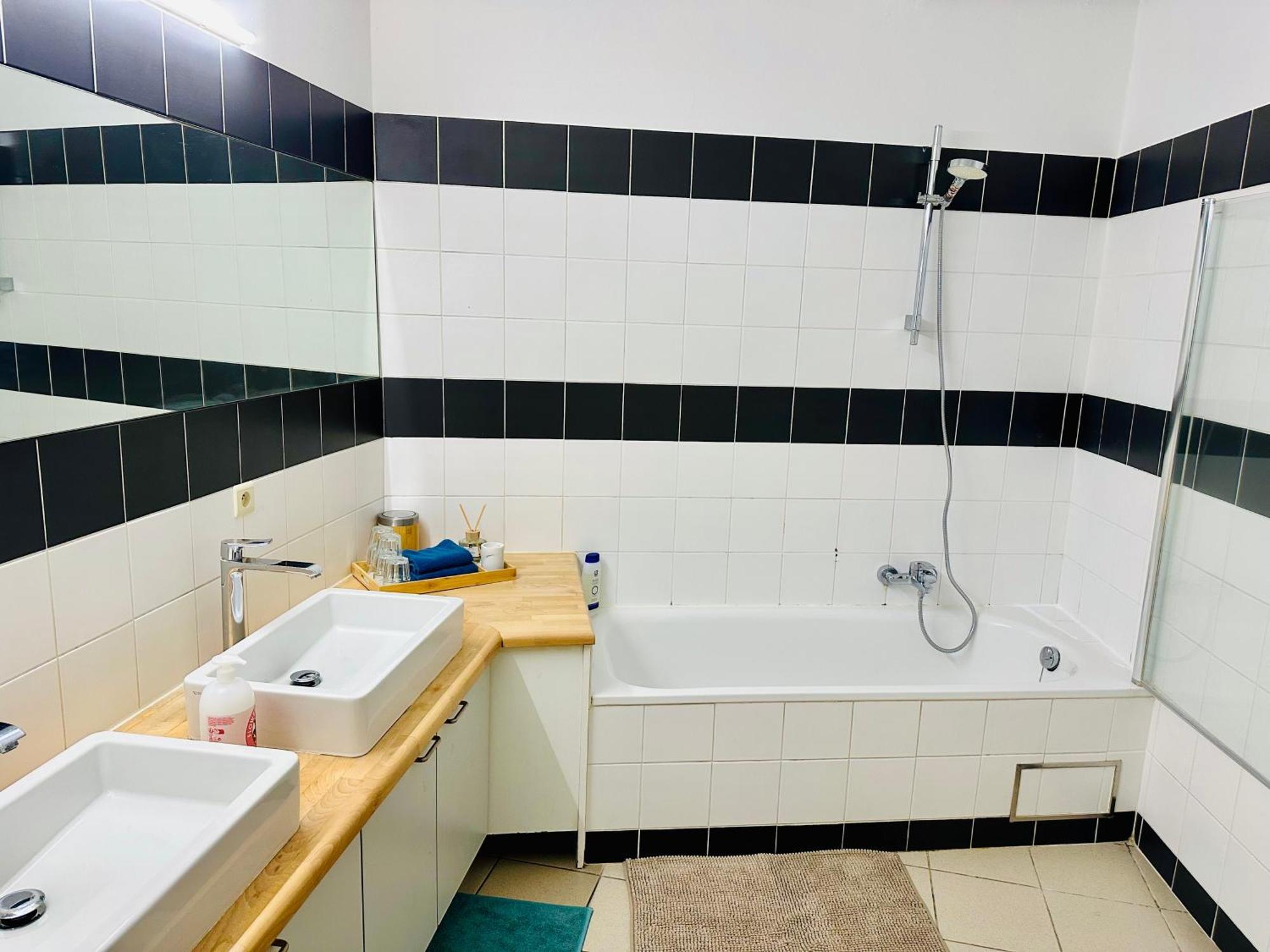 Down Town Oasis-Spacious Loft With Private Parking Brussel Eksteriør bilde
